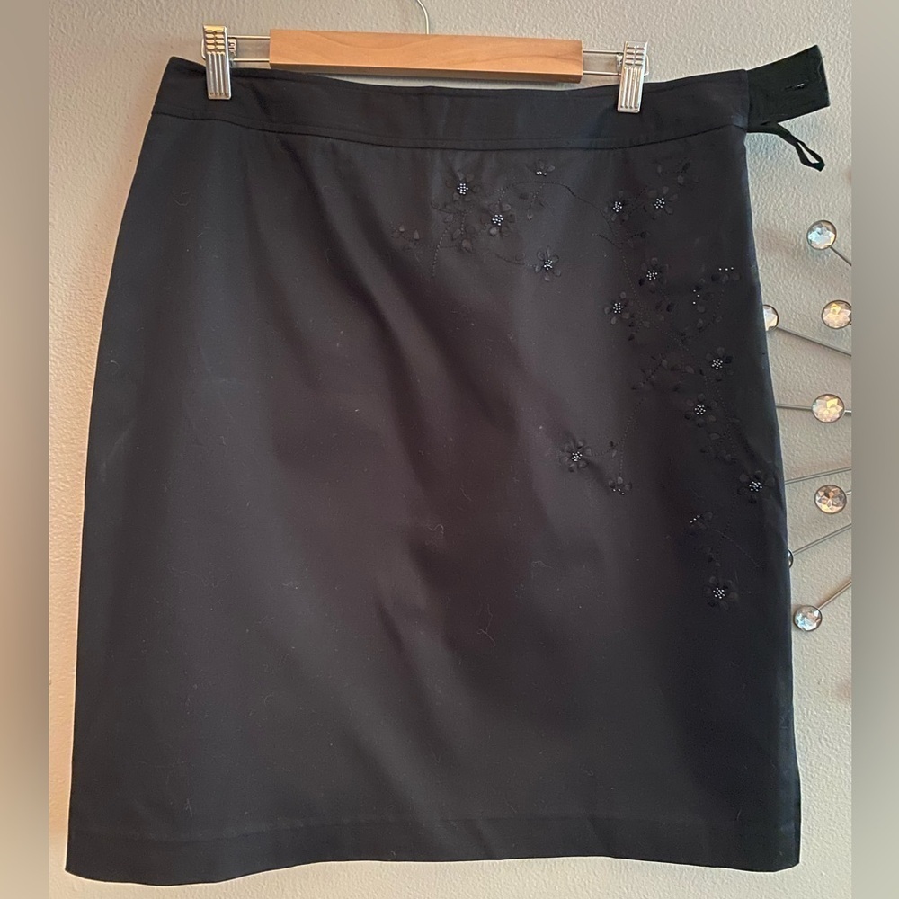 Anne Klein | black pencil skirt with embroidery. Size 14